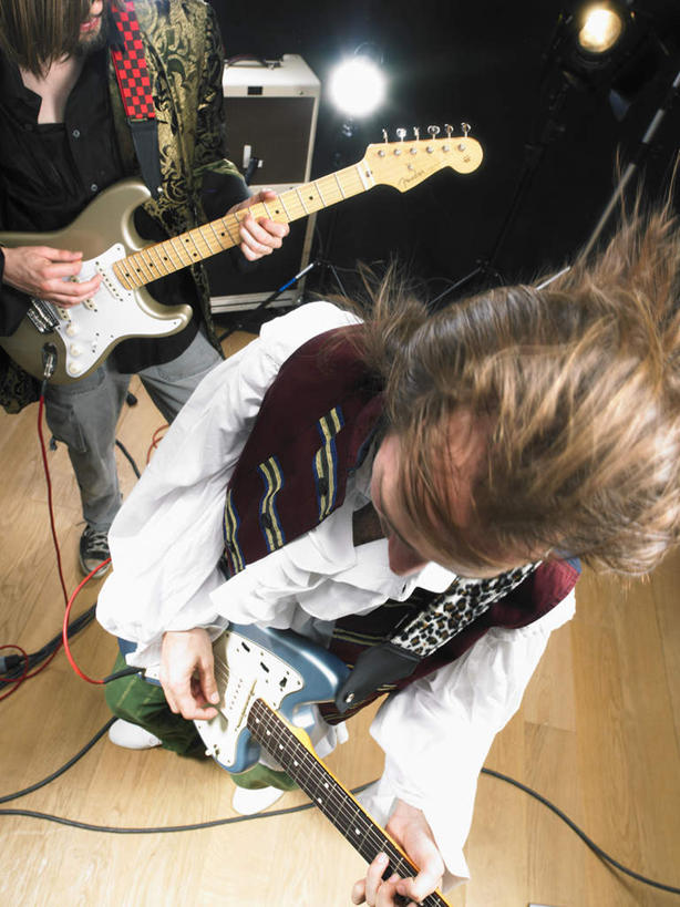 西方人,两个人,音乐家,坐,笑,微笑,露齿笑,竖图,俯视,室内,白天,地板,照明,欧洲,欧洲人,乐队,表演,握,阴影,服装,光线,影子,灯光,电吉他,乐器,弦乐器,地面,音乐,弹奏,拿,演奏,拿着,注视,队伍,木地板,灯,衣服,灯具,落地灯,观察,看,握着,服饰,观看,照亮,察看,演出,录音棚,录音室,歌舞,衣着,照明设备,穿着,关注,弹拨弦鸣乐器,表演服,演出服,奏乐,衣饰,上演,道具服,男人,男性,年轻男性,白种人,乐师,演奏家,音乐工作者,坐着,半身,彩图,高角度拍摄,弹拨弦乐器