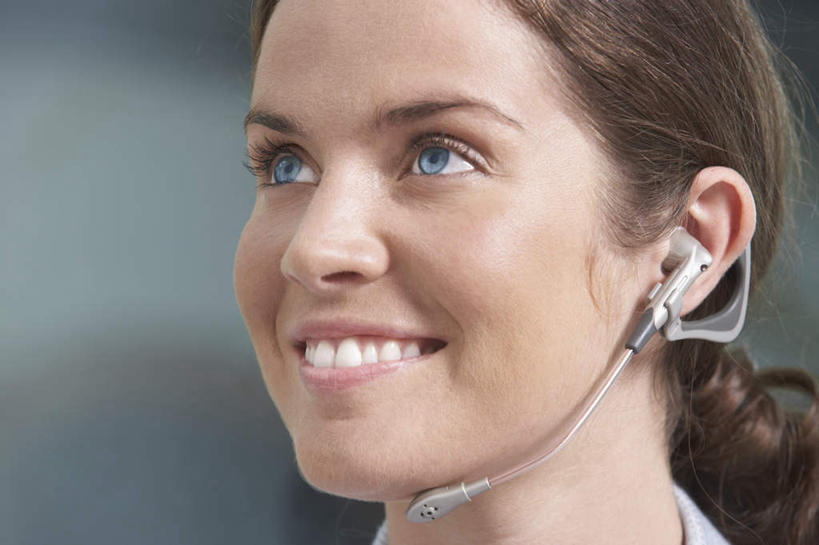 西方人,脸,头,脸颊,头发,一个人,商务人士,商务女性,笑,微笑,露齿笑,横图,室内,特写,白天,正面,通讯,欧洲,欧洲人,仅一个年轻女性,仅一个女性,仅一个人,阴影,套装,朦胧,模糊,反射,信息,影子,注视,肩膀,黑色,耳机,耳麦,话筒,观察,看,通信,观看,协调,察看,麦克风,关注,扩音器,商务装,蓝牙,蓝牙耳机,传声器,工薪阶层,微音器,年轻女性,女人,女性,白种人,头部,长发,卷发,脸部,脸蛋,面部,白领,上班族,半身,彩图