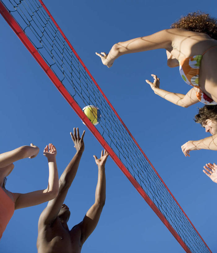 西方人,四个人,伙伴,朋友,跳,举,竖图,室外,白天,仰视,泳装,比基尼,爱情,友谊,排球,欧洲,非洲,黑人,欧洲人,阴影,光线,影子,球网,排球装备,浪漫,运动器械,裸露,蓝色,蓝天,天空,阳光,天,托,温暖,温馨,健身器械,恩爱,恋人,晴朗,和睦,裸,健身器材,防守,万里无云,排球球网,友情,排球运动,男人,男性,年轻男性,年轻女性,女人,女性,白种人,非洲人,情侣,晴空,晴空万里,举起,举手,举着,跳跃,向上举,向上伸,向上托,半身,彩图,低角度拍摄,三点式,泳衣,伴侣,融洽,运动器材