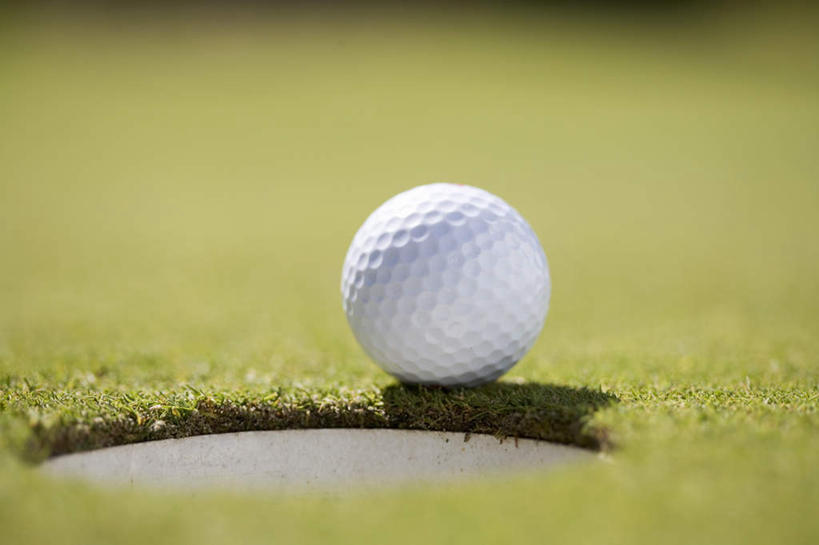 无人,横图,俯视,室内,特写,白天,草地,草坪,植物,阴影,朦胧,模糊,光线,高尔夫,高尔夫球,球洞,影子,球场,高尔夫球场,草,绿色,阳光,高尔夫球洞,绿茵场,高尔夫运动,高尔夫球具,彩图,高角度拍摄