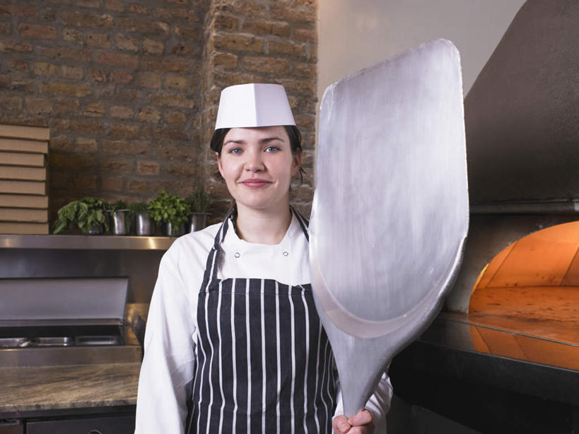 西方人,一个人,厨师,站,笑,微笑,横图,室内,白天,正面,工作服,制服,烹饪,植物,厨房,厨具,帽子,欧洲,欧洲人,仅一个年轻女性,仅一个女性,仅一个人,握,阴影,反射,铲子,电器,烤炉,烤箱,盆栽,围裙,影子,墙,盆景,注视,墙壁,墙面,绿色,自然,观察,看,站着,握着,生长,成长,观看,察看,家电,家用电器,关注,厨师帽,炊具,烹饪用具,一顶,工作制服,年轻女性,女人,女性,白种人,厨师长,厨子,大厨,主厨,烹调用具,烹调,站立,半身,彩图,工作套服,灶间,小家电