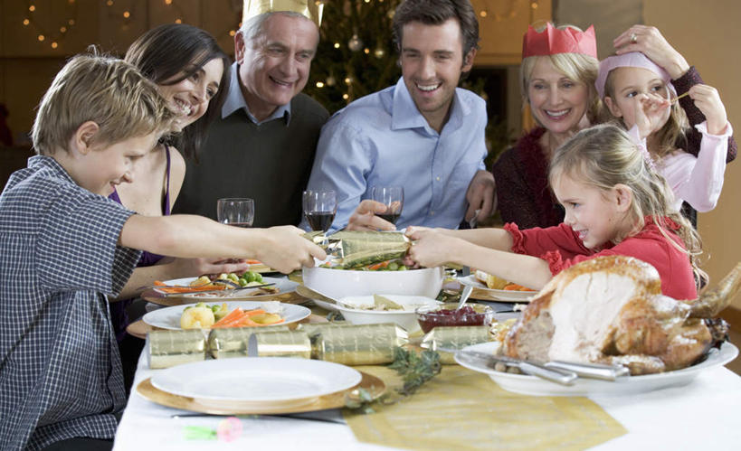 葡萄酒,西方人,儿童,中年人,老年人,母亲,父亲,女儿,祖母,祖父,三代同堂,站,坐,笑,微笑,露齿笑,横图,室内,白天,正面,毛衣,衬衫,奢侈,快乐,纯洁,植物,餐桌,桌子,蔬菜,土豆,杯子,餐具,皇冠,蜡烛,吊带,照明,欧洲,圣诞节,欧洲人,阴影,服装,节日,朦胧,模糊,庆祝,新鲜,装饰,环绕,缠绕,光线,彩灯,碟子,高脚杯,挂饰,火焰,盘,影子,烛光,灯光,鸡肉,肉,食品,圣诞树,圣诞球,许多人,浪漫,燃烧,注视,吊带衫,文化,祖孙三代,肉类,玻璃制品,灯,酒,球,树,树木,食物,饮料,小孩,衣服,绿色,自然,盘子,酒杯,灯具,碟,香槟,点燃,干杯,观察,看,碰杯,站着,一群人,庆典,球体,温暖,温馨,父女,母女,烤鸡,父爱,交际,可爱,母爱,童年,童趣,友好,诱惑,服饰,花灯,有机食品,绿色食品,生长,奶奶,爷爷,成长,餐台,观看,纪念,祖孙,华丽,修饰,照亮,庆贺,点缀,和睦,权威,察看,衣着,照明设备,穿着,高贵,关注,礼仪,敬酒,纠缠,线衫,肉食,童真,香槟杯,烂漫,无邪,外婆,外孙女,外祖母,外公,外祖父,外孙,劝酒,外孙子,馍馍蛋,衬托,美观,雅致,雅观,气泡酒,起泡酒,汽酒,权力,统治,衣饰,天真,老年男性,老年女性,男孩,男人,男性,女孩,女人,女性,中年男性,中年女性,白种人,孩子,全家福,孙女,孙子,玻璃杯,王冠,洋芋,山药蛋,马铃薯,站立,坐着,半身,彩图,衬衣,绒衣,套衫,套头毛衣,线衣,高兴,欢笑,融洽,男生,女生,爸爸,多代同堂,妈妈