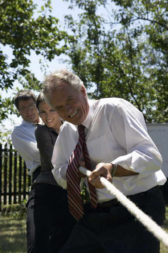 西方人,三个人,同事,商务人士,商务男性,商务女性,栏杆,站,拉,竖图,室外,白天,正面,衬衫,锻炼,成功,运动,合作,团队,集体,信心,拔河,植物,欧洲,欧洲人,阴影,套装,光线,影子,栅栏,篱笆,围栏,领带,速度,注视,娱乐,队伍,护栏,树,树木,蓝色,绿色,蓝天,天空,阳光,自然,天,观察,看,站着,力量,平衡,生长,晴朗,成长,观看,技巧,协调,察看,领导,象征,庄重,成就,关注,商务装,身份,灵敏,合伙,领袖,工薪阶层,柔韧,万里无云,趣味,耐力,抗争,正式,地位,体育,老年男性,男人,男性,年轻女性,女人,女性,中年男性,白种人,白领,上班族,晴空,晴空万里,站立,半身,彩图,衬衣,健身