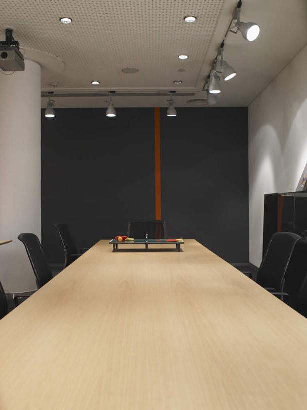 无人,办公室,竖图,室内,白天,正面,家具,桌子,椅子,照明,阴影,光线,影子,办公桌,灯光,顶灯,灯,会议椅,灯具,办公椅,照亮,照明设备,办公家具,商务椅,培训椅,彩图