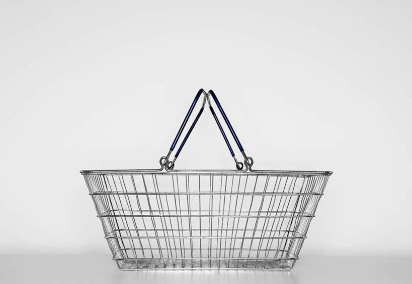 无人,横图,室内,特写,白天,白色背景,正面,桌面,桌子,静物,金属制品,阴影,反射,金属,木制,篮子,影子,购物篮,一个,木制品,摄影,影棚,单个,便利,存放,载具,快捷,方便,寄存,寄放,暂存,购物提篮,购物筐,彩图,影棚拍摄,拍摄