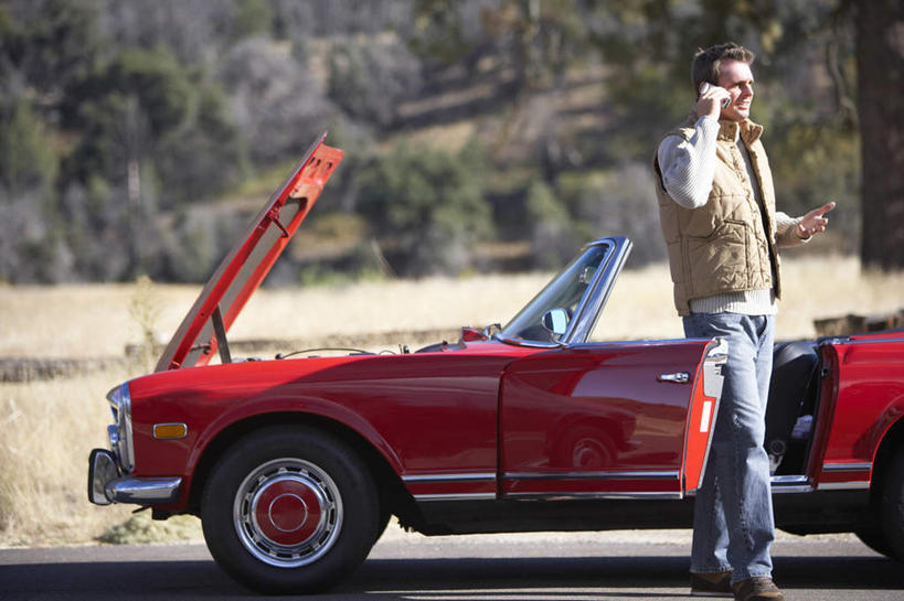 西方人,一个人,站,举,打电话,横图,室外,白天,侧面,石头,山,植物,汽车,电话,手机,欧洲,欧洲人,仅一个男性,仅一个人,仅一个中年男性,一辆,握,阴影,服装,裤子,枯萎,朦胧,模糊,光线,石子,影子,山峰,枯草,跑车,山峦,拿,拿着,注视,牛仔裤,休闲装,通讯设备,车,草,衣服,黄色,红色,蓝色,阳光,交通工具,观察,看,托,站着,休闲,休闲服,握着,服饰,观看,察看,关注,载具,敞篷跑车,故障,妨碍,毛病,交流,男人,男性,中年男性,白种人,石块,岩石,沟通,举起,举手,举着,通话,向上举,向上伸,向上托,站立,彩图,全身