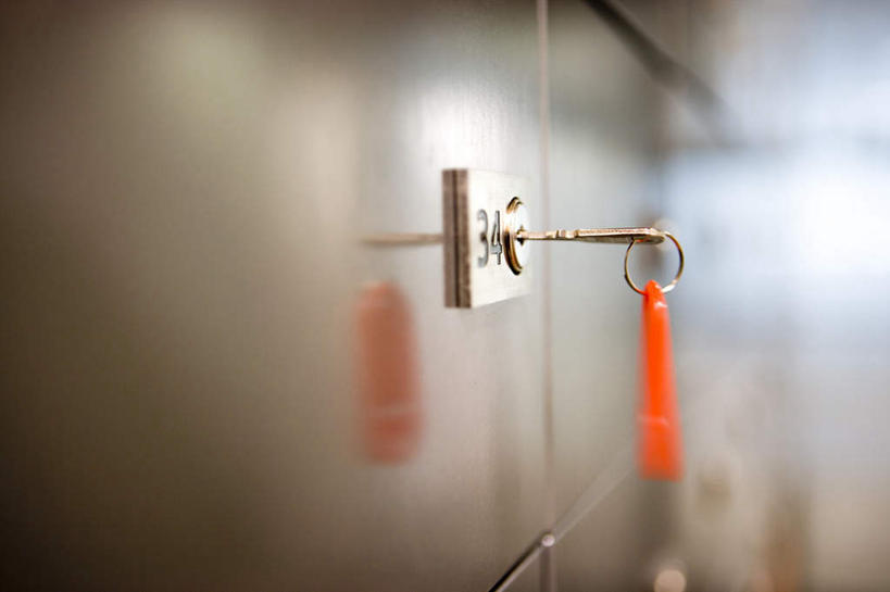 无人,横图,室内,特写,白天,正面,安全,柜子,静物,连接,朦胧,模糊,装饰,防护,钥匙,钥匙圈,储物柜,一个,单个,保护,华丽,修饰,点缀,开启,储存,封闭,钥匙链,保险,私密,钥匙扣,保全,周全,安稳,安定,防盗,衬托,美观,雅致,雅观,贯穿,连结,衔接,储备,蕴藏,贮备,串连,平安,彩图,锁匙扣,钥匙挂,贮存