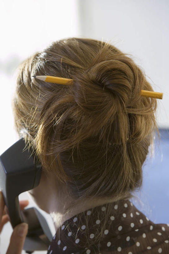 西方人,头,手,一个人,商务人士,商务女性,打电话,竖图,室内,特写,白天,电话,欧洲,欧洲人,仅一个年轻女性,仅一个女性,仅一个人,一根,握,套装,装饰,头饰,拿,拿着,通讯设备,发簪,肩膀,一个,背面,黑色,发饰,话筒,饰品,手部,电话线,握着,单个,单手,华丽,修饰,点缀,固定电话,商务装,工薪阶层,配饰,衬托,美观,雅致,雅观,簪子,交流,年轻女性,女人,女性,白种人,头部,白领,上班族,电话机,沟通,通话,半身,彩图