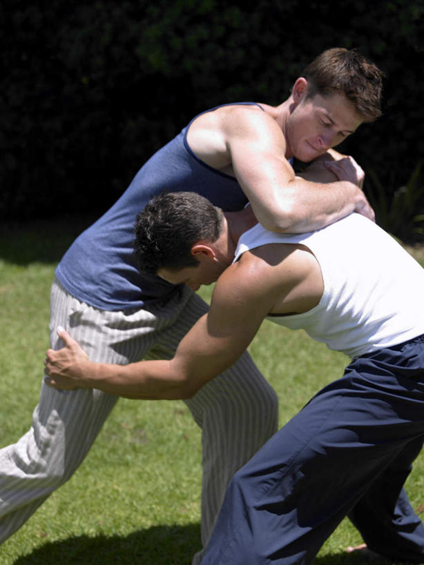 西方人,两个人,伙伴,朋友,站,竖图,室外,白天,正面,运动服,友谊,草地,草坪,植物,欧洲,欧洲人,弯腰,握,阴影,服装,光线,影子,拿,拿着,注视,草,衣服,绿色,阳光,观察,看,站着,搭,握着,服饰,观看,察看,搏斗,衣着,格斗,穿着,搭着,关注,弯身,衣饰,肉搏,友情,男人,男性,年轻男性,白种人,站立,半身,彩图,运动装