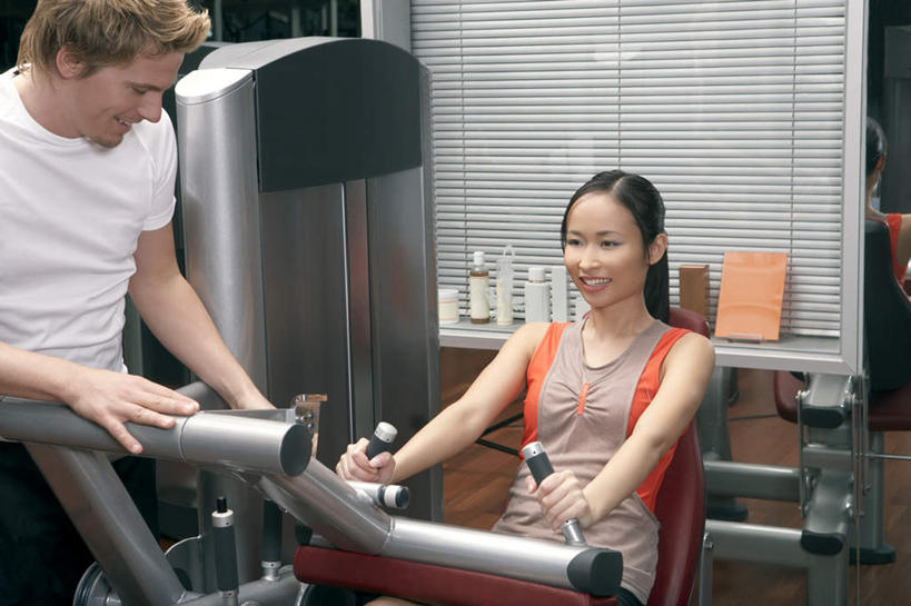 东方人,西方人,两个人,伙伴,朋友,站,坐,笑,微笑,露齿笑,横图,室内,白天,正面,T恤衫,锻炼,友谊,运动,窗户,欧洲,欧洲人,亚洲,服装,背心,百叶窗,T恤,注视,黄种人,衣服,白色,观察,看,站着,橙色,服饰,观看,察看,衣着,穿着,关注,举重机,举重床,衣饰,体育,友情,男人,男性,年轻男性,年轻女性,女人,女性,白种人,亚洲人,站立,坐着,半身,彩图,健身