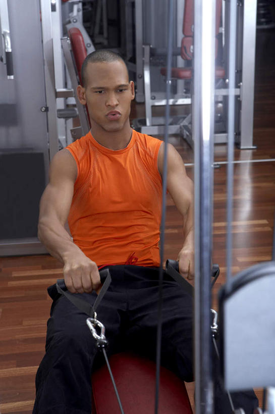 西方人,一个人,健身房,坐,拉,竖图,室内,白天,正面,锻炼,运动,地板,欧洲,非洲,黑人,欧洲人,仅一个男性,仅一个人,地面,注视,运动器械,木地板,仅一个年轻男性,观察,看,健身器械,抬手,观看,察看,关注,健身器材,举重机,举重床,体育,男人,男性,年轻男性,非洲人,坐着,半身,彩图,健身,健身馆,运动器材