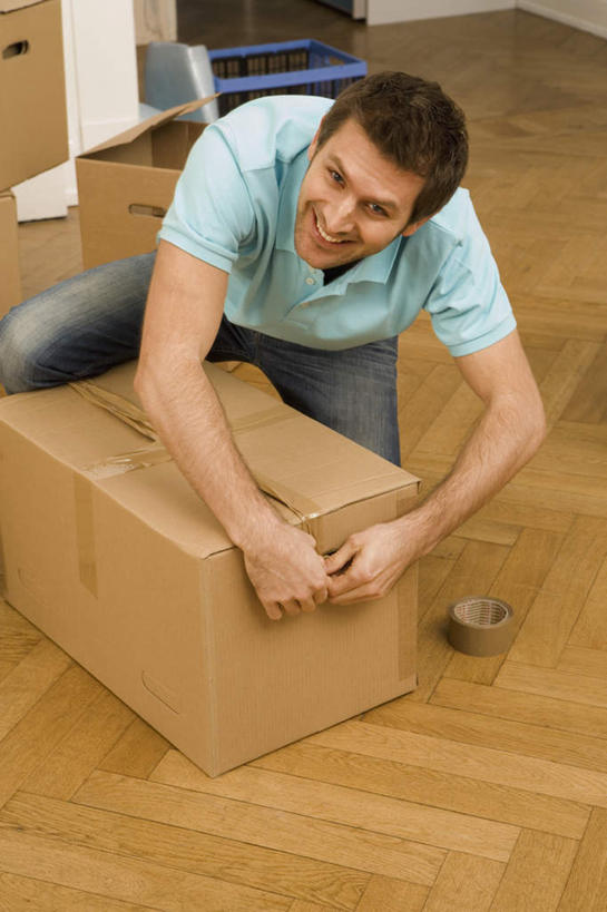 西方人,一个人,蹲,笑,微笑,露齿笑,竖图,俯视,室内,白天,T恤衫,地板,欧洲,欧洲人,仅一个男性,仅一个人,裤子,包装,纸箱,棕色,地面,T恤,注视,牛仔裤,木地板,仅一个年轻男性,蓝色,容器,箱子,观察,看,观看,搬家,察看,迁移,关注,纸板箱,拆封,拆,包装箱,迁居,乔迁,搬迁,男人,男性,年轻男性,白种人,蹲着,半身,彩图,高角度拍摄,短发