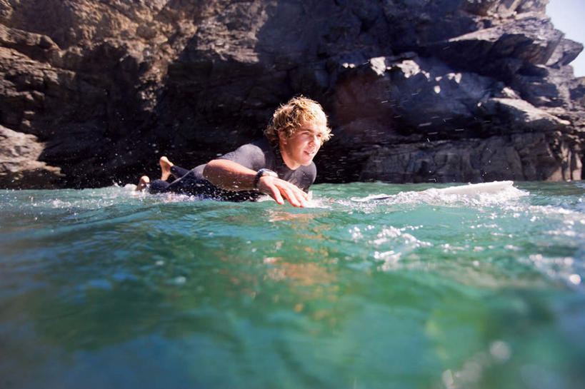 冲浪,西方人,一个人,横图,室外,白天,正面,锻炼,运动,海浪,海洋,礁石,石头,欧洲,欧洲人,仅一个男性,仅一个人,阴影,服装,光线,帆板,石子,影子,浪花,运动器械,仅一个年轻男性,衣服,阳光,海水,趴着,金色,健身器械,潜水服,服饰,衣着,穿着,健身器材,水上运动,海景,衣饰,冲浪装备,体育,男人,男性,年轻男性,白种人,大海,风浪,海,海水的波动,礁,近岸浪,石块,岩石,涌浪,趴,彩图,全身,健身,湿式潜水服,冲浪运动,运动器材,短发