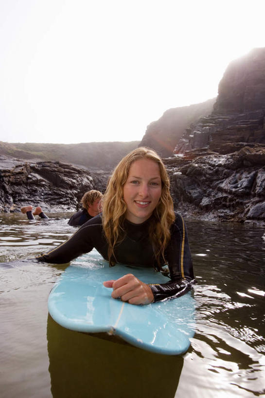 冲浪,西方人,两个人,夫妻,笑,微笑,竖图,室外,白天,正面,爱情,锻炼,运动,海浪,海洋,礁石,石头,欧洲,欧洲人,阴影,服装,光线,帆板,石子,影子,浪花,浪漫,注视,运动器械,衣服,蓝色,蓝天,天空,阳光,海水,天,观察,看,趴着,健身器械,恩爱,潜水服,恋人,服饰,晴朗,观看,察看,衣着,穿着,关注,健身器材,水上运动,海景,万里无云,衣饰,冲浪装备,体育,男人,男性,年轻男性,年轻女性,女人,女性,白种人,夫妇,情侣,大海,风浪,海,海水的波动,礁,近岸浪,石块,岩石,涌浪,晴空,晴空万里,趴,彩图,全身,健身,湿式潜水服,伴侣,冲浪运动,运动器材