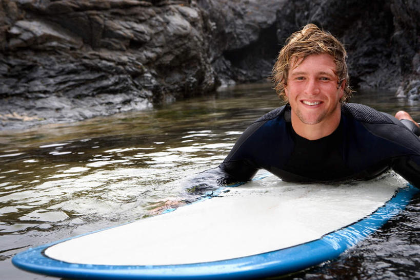 冲浪,西方人,一个人,笑,微笑,露齿笑,横图,室外,白天,正面,锻炼,运动,海浪,海洋,欧洲,欧洲人,仅一个男性,仅一个人,服装,帆板,浪花,注视,运动器械,仅一个年轻男性,衣服,海水,观察,看,趴着,金色,健身器械,潜水服,服饰,观看,察看,衣着,穿着,关注,健身器材,水上运动,海景,衣饰,冲浪装备,体育,男人,男性,年轻男性,白种人,卷发,大海,风浪,海,海水的波动,近岸浪,涌浪,趴,半身,彩图,健身,湿式潜水服,冲浪运动,运动器材,短发