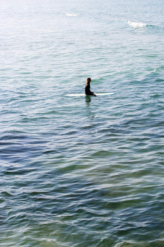 冲浪,西方人,一个人,竖图,俯视,室外,白天,锻炼,运动,海浪,海洋,欧洲,欧洲人,仅一个年轻女性,仅一个女性,仅一个人,阴影,服装,漂浮,光线,帆板,影子,浪花,运动器械,衣服,阳光,海水,健身器械,潜水服,服饰,衣着,穿着,健身器材,水上运动,海景,衣饰,冲浪装备,体育,年轻女性,女人,女性,白种人,大海,风浪,海,海水的波动,近岸浪,涌浪,彩图,高角度拍摄,全身,健身,湿式潜水服,冲浪运动,运动器材