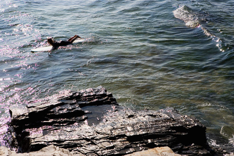 冲浪,西方人,一个人,横图,俯视,室外,白天,锻炼,运动,海浪,海洋,礁石,石头,欧洲,欧洲人,仅一个年轻女性,仅一个女性,仅一个人,阴影,服装,漂浮,光线,帆板,石子,影子,浪花,运动器械,衣服,阳光,海水,趴着,健身器械,潜水服,服饰,衣着,穿着,健身器材,水上运动,海景,衣饰,冲浪装备,体育,年轻女性,女人,女性,白种人,大海,风浪,海,海水的波动,礁,近岸浪,石块,岩石,涌浪,趴,彩图,高角度拍摄,全身,健身,湿式潜水服,冲浪运动,运动器材