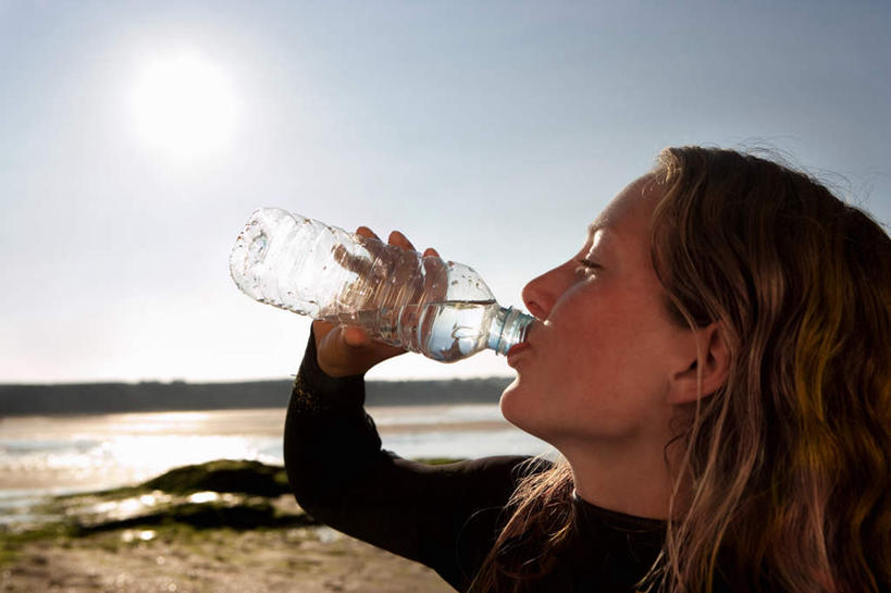 冲浪,西方人,一个人,横图,室外,白天,侧面,锻炼,运动,海浪,海洋,欧洲,欧洲人,仅一个年轻女性,仅一个女性,仅一个人,阴影,服装,光线,帆板,影子,浪花,运动器械,衣服,阳光,海水,健身器械,潜水服,服饰,衣着,穿着,健身器材,水上运动,海景,衣饰,冲浪装备,体育,年轻女性,女人,女性,白种人,大海,风浪,海,海水的波动,近岸浪,涌浪,半身,彩图,健身,湿式潜水服,冲浪运动,运动器材