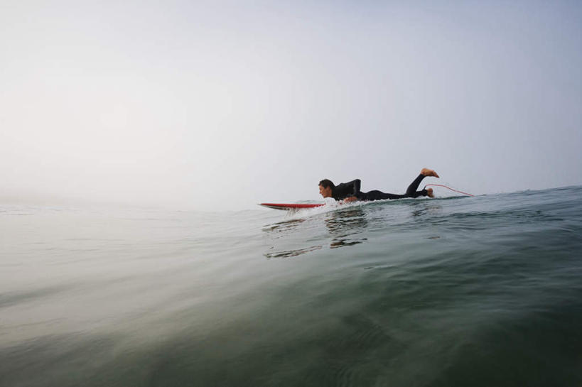 冲浪,西方人,一个人,横图,室外,白天,侧面,锻炼,运动,海浪,海洋,欧洲,欧洲人,仅一个男性,仅一个人,仅一个中年男性,阴影,服装,漂浮,光线,帆板,影子,浪花,运动器械,衣服,蓝色,蓝天,天空,阳光,海水,天,趴着,健身器械,潜水服,服饰,晴朗,衣着,穿着,健身器材,水上运动,海景,万里无云,衣饰,冲浪装备,体育,男人,男性,中年男性,白种人,大海,风浪,海,海水的波动,近岸浪,涌浪,晴空,晴空万里,趴,彩图,全身,健身,湿式潜水服,冲浪运动,运动器材