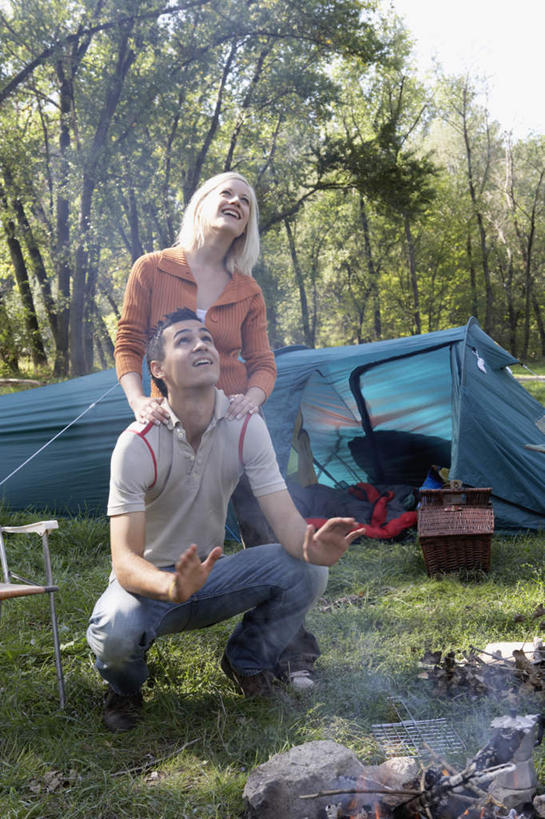 西方人,两个人,站,蹲,笑,微笑,露齿笑,竖图,室外,白天,正面,爱情,旅游,度假,草地,草坪,树林,植物,欧洲,欧洲人,阴影,服装,裤子,光线,影子,帐篷,浪漫,注视,牛仔裤,休闲装,娱乐,草,树,树木,衣服,绿色,阳光,自然,观察,看,站着,享受,休闲,温暖,温馨,休闲服,恩爱,放松,恋人,服饰,生长,成长,观看,和睦,察看,篝火,关注,露营,野营,宿营,柴禾,男人,男性,年轻男性,年轻女性,女人,女性,白种人,情侣,蹲着,站立,彩图,全身,伴侣,融洽,柴火