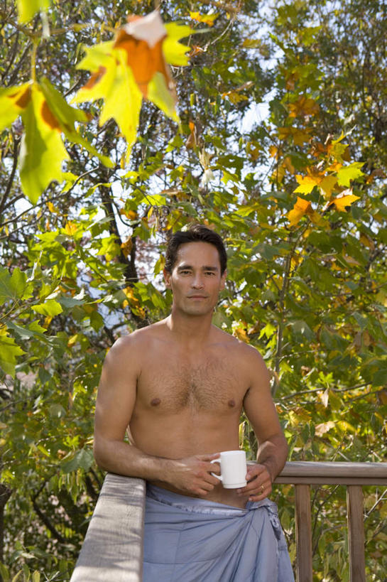 西方人,一个人,家,木屋,栏杆,站,捧,笑,微笑,竖图,室外,白天,正面,树林,植物,杯子,纺织品,欧洲,欧洲人,仅一个男性,仅一个人,仅一个中年男性,阴影,装饰,光线,包裹,扶手,毛毯,毯子,影子,陶瓷,陶瓷制品,注视,护栏,裸露,住宅,树,树木,纺织,一个,绿色,白色,阳光,自然,马克杯,水杯,垫子,观察,看,站着,温暖,生长,单个,成长,观看,华丽,修饰,点缀,察看,关注,裸,衬托,美观,雅致,雅观,男人,男性,中年男性,白种人,端,端着,捧着,手捧,站立,半身,彩图,茅舍,茅屋,棚屋,小木屋,小屋,树屋