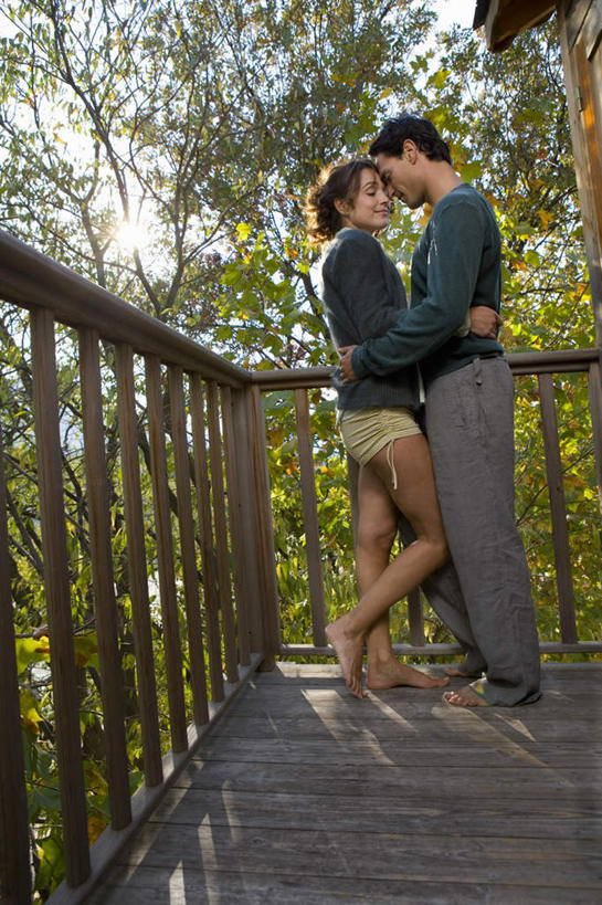 西方人,两个人,家,木屋,栏杆,站,抱,笑,微笑,露齿笑,竖图,室外,白天,侧面,爱情,树林,植物,欧洲,欧洲人,阴影,服装,光线,扶手,影子,浪漫,注视,休闲装,光脚,护栏,相视,住宅,树,树木,衣服,绿色,阳光,自然,观察,看,站着,休闲,温暖,温馨,面对面,赤脚,休闲服,恩爱,恋人,服饰,生长,成长,抱着,观看,踮脚,对视,和睦,察看,互视,搂着,关注,相对,相看,男人,男性,女人,女性,中年男性,中年女性,白种人,情侣,搂,搂抱,站立,彩图,全身,茅舍,茅屋,棚屋,小木屋,小屋,树屋,伴侣,融洽