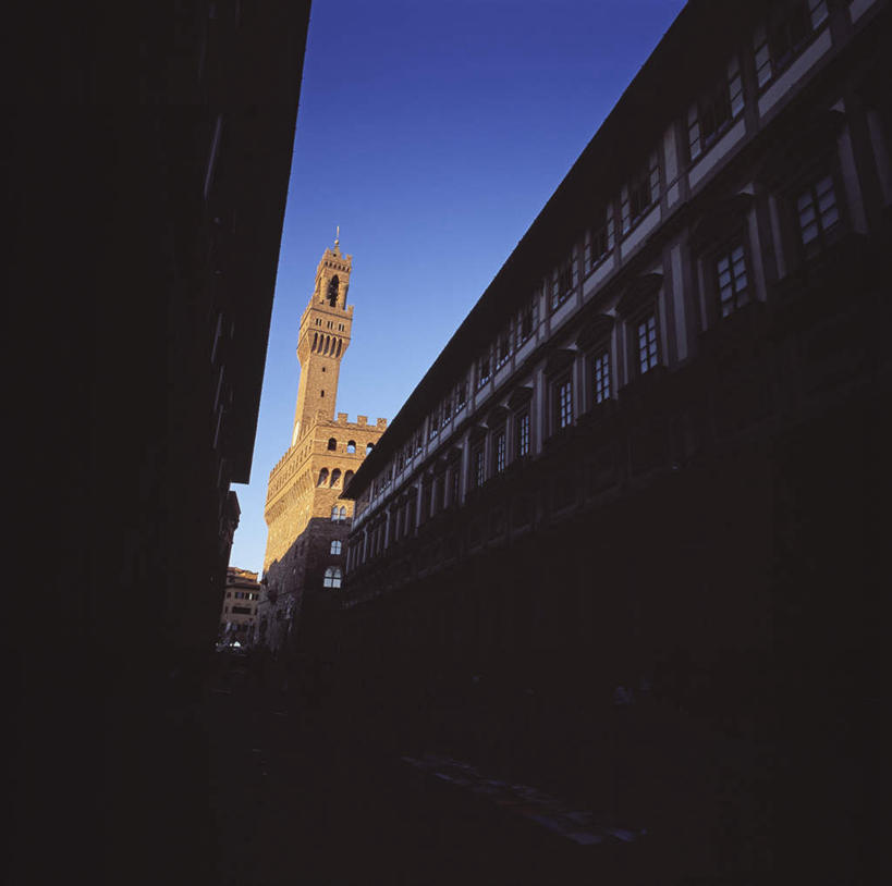 无人,横图,室外,白天,仰视,旅游,度假,标志建筑,地标,建筑,意大利,佛罗伦萨,欧洲,阴影,光线,影子,堡垒,城堡,娱乐,建设,蓝色,蓝天,天空,阳光,天,享受,休闲,旅游胜地,放松,晴朗,托斯卡纳,要塞,南欧,万里无云,意大利共和国,首府,维琪奥王宫,百花之城,翡冷翠,托斯卡纳大区,设防,韦奇奥宫,晴空,晴空万里,彩图,低角度拍摄