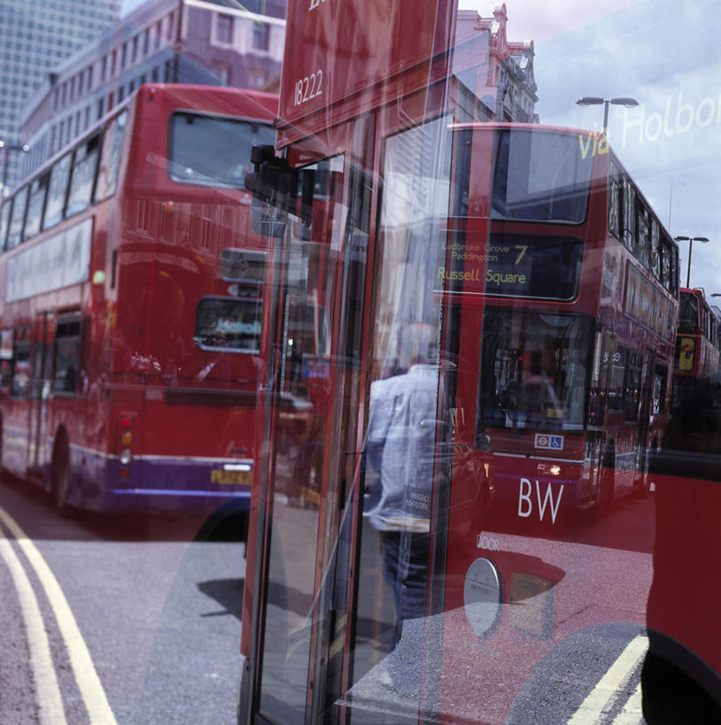 无人,高楼大厦,竖图,室外,白天,正面,度假,美景,窗户,城市风光,城市,大厦,道路,建筑,路,摩天大楼,公路,公共汽车,英国,欧洲,一辆,阴影,光线,影子,景观,云,云朵,巴士,公交车,交通,云彩,娱乐,英格兰,双层巴士,玻璃窗,车,蓝色,白云,蓝天,天空,阳光,车窗,交通工具,天,行驶,享受,休闲,景色,放松,晴朗,透视,西欧,载具,大不列颠,牛津,世界文化遗产,大不列颠及北爱尔兰联合王国,大不列颠联合王国,日不落英帝国,双层公共汽车,牛津市,英吉利,牛津郡,晴空,马路,彩图,大楼,高层建筑,高楼,摩天楼