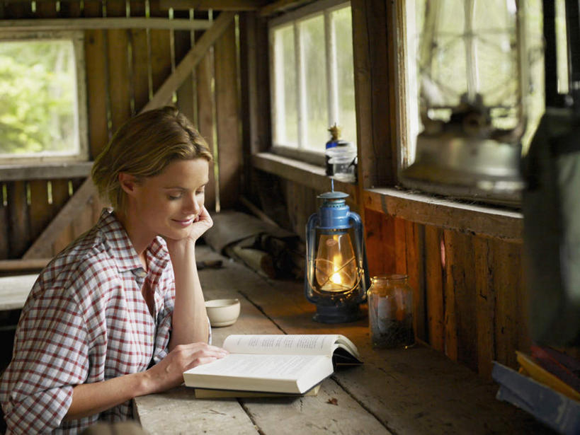 西方人,一个人,家,木屋,坐,笑,微笑,横图,室内,白天,侧面,窗户,桌面,桌子,杯子,书籍,照明,欧洲,欧洲人,仅一个女性,仅一个人,撑,服装,木制,陶瓷,灯光,陶瓷制品,托腮,注视,休闲装,煤油灯,玻璃窗,住宅,灯,衣服,马克杯,木制品,水杯,灯具,观察,看,托,仅一个中年女性,休闲,休闲服,金色,服饰,观看,盘发,照亮,察看,照明设备,关注,托下巴,女人,女性,中年女性,白种人,书,图书,坐着,半身,彩图,茅舍,茅屋,棚屋,小木屋,小屋,马灯