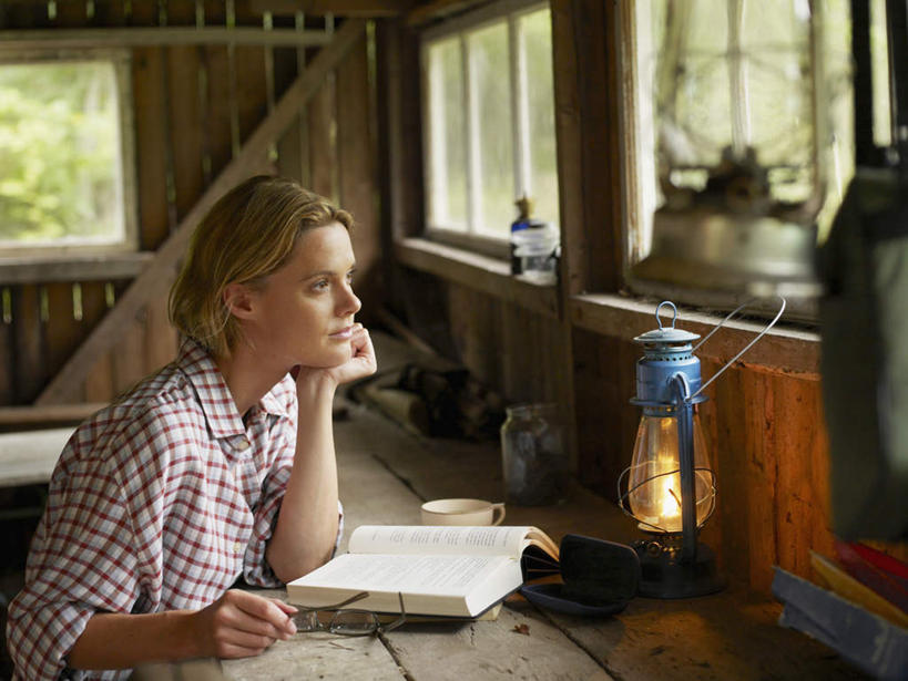 西方人,一个人,家,木屋,坐,横图,室内,白天,侧面,窗户,桌面,桌子,杯子,书籍,照明,欧洲,欧洲人,仅一个女性,仅一个人,撑,服装,木制,陶瓷,灯光,陶瓷制品,托腮,注视,休闲装,煤油灯,玻璃窗,住宅,灯,衣服,马克杯,木制品,水杯,灯具,观察,看,托,仅一个中年女性,休闲,思考,休闲服,金色,服饰,观看,盘发,照亮,察看,照明设备,关注,托下巴,思虑,女人,女性,中年女性,白种人,书,图书,坐着,半身,彩图,茅舍,茅屋,棚屋,小木屋,小屋,马灯