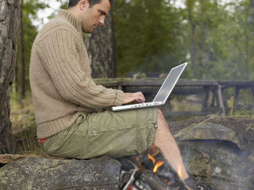 西方人,一个人,坐,捧,横图,室外,白天,侧面,电脑,笔记本电脑,草地,草坪,石头,树林,植物,欧洲,欧洲人,仅一个男性,仅一个人,仅一个中年男性,敲打,服装,网络,木材,石子,注视,休闲装,输入,通讯设备,木柴,草,树,树木,衣服,绿色,灰色,自然,打字,观察,看,休闲,休闲服,服饰,木料,生长,成长,观看,点击,敲击,察看,无线,篝火,关注,通信设备,无线网络,无线上网,便携式电脑,柴禾,按键,手提电脑,男人,男性,中年男性,白种人,石块,岩石,端,端着,捧着,手捧,坐着,半身,彩图