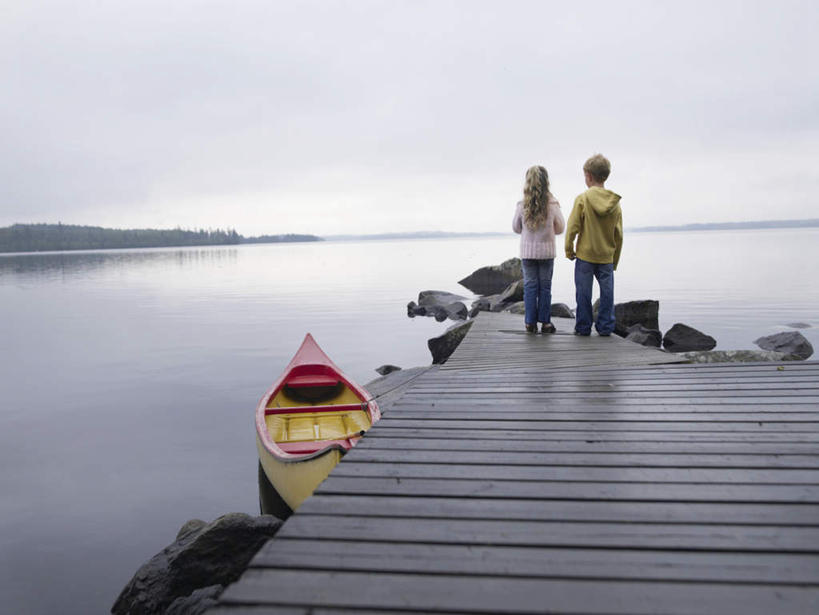 西方人,儿童,两个人,家庭,兄弟,姐妹,码头,站,横图,室外,白天,纯洁,湖,湖泊,水,港口,船,欧洲,欧洲人,一艘,停靠,服装,木板,湖面,水流,水面,桥,木船,木桥,休闲装,栈桥,小孩,背面,衣服,倒影,天空,交通工具,湖水,天,站着,休闲,温暖,温馨,一家人,休闲服,连帽衫,可爱,童年,童趣,服饰,人行桥,木板桥,和睦,倒映,舟,停泊,载具,独木舟,帽衫,童真,烂漫,无邪,独木船,反照,天真,男孩,男人,男性,女孩,女人,女性,白种人,站立,彩图,全身,摆渡口,埠头,渡口,渡头,港湾,海港,货运码头,口岸,商港,融洽,男生,女生