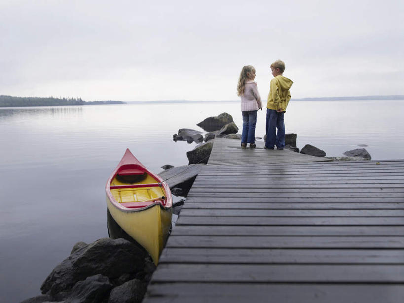 西方人,儿童,两个人,家庭,兄弟,姐妹,码头,站,横图,室外,白天,纯洁,湖,湖泊,水,港口,船,欧洲,欧洲人,一艘,停靠,服装,木板,湖面,水流,水面,桥,木船,木桥,扭头,注视,休闲装,栈桥,小孩,背面,衣服,黄色,倒影,天空,交通工具,湖水,天,观察,看,站着,转头,休闲,温暖,温馨,一家人,休闲服,连帽衫,可爱,童年,童趣,服饰,观看,人行桥,木板桥,和睦,察看,倒映,舟,关注,停泊,载具,独木舟,帽衫,童真,烂漫,无邪,独木船,反照,天真,男孩,男人,男性,女孩,女人,女性,白种人,站立,彩图,全身,摆渡口,埠头,渡口,渡头,港湾,海港,货运码头,口岸,商港,融洽,男生,女生