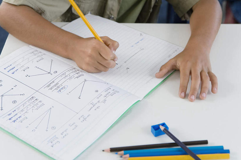 西方人,儿童,一个人,坐,横图,俯视,室内,白天,桌面,桌子,书籍,欧洲,欧洲人,仅一个男性,仅一个人,握,写字,服装,笔,办公用品,拿,拿着,休闲装,书桌,文具,小孩,衣服,课桌,铅笔,学习用品,打开,仅一个小孩,休闲,教室,休闲服,握着,服饰,文具用品,卷笔刀,书写,课堂,开启,削笔刀,削笔机,男孩,男人,男性,白种人,孩子,书,图书,坐着,半身,彩图,高角度拍摄,男生