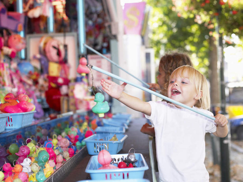 西方人,儿童,两个人,伙伴,朋友,游乐园,站,举,笑,微笑,露齿笑,横图,室外,白天,正面,游戏,友谊,纯洁,植物,游乐场,玩具,欧洲,欧洲人,握,服装,塑料,拿,玩,拿着,注视,休闲装,娱乐,盒子,球,树,树木,小孩,衣服,绿色,自然,容器,塑料制品,观察,看,托,站着,休闲,休闲服,可爱,童年,童趣,益智,握着,服饰,生长,成长,观看,活动,储藏,察看,储存,发泄,关注,消遣,智力,弹弓,童真,烂漫,无邪,冷兵器,宣泄,乐园,游戏工具,远射兵器,天真,友情,女孩,女人,女性,白种人,举起,举手,举着,玩耍,嬉戏,向上举,向上伸,向上托,站立,半身,彩图,贮存,女生