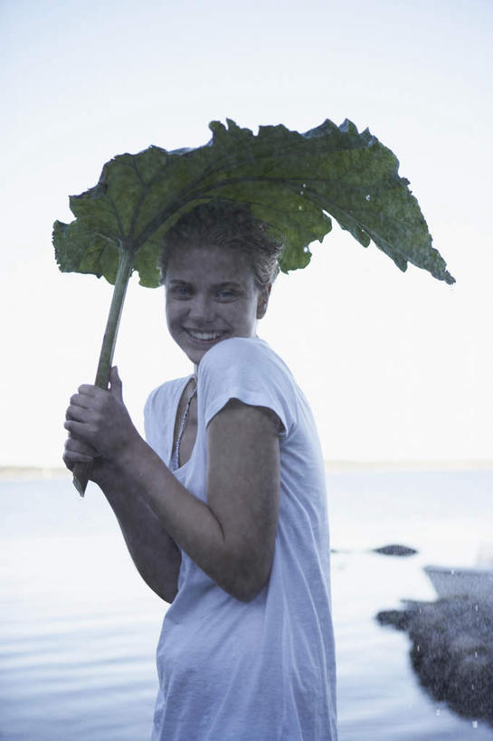 西方人,一个人,站,笑,微笑,竖图,室外,白天,侧面,湖,湖泊,水,暴风雨,暴雨,大暴雨,叶子,欧洲,欧洲人,仅一个年轻女性,仅一个女性,仅一个人,握,服装,湖面,水流,水面,乌云,云,阴天,云朵,绿叶,拿,云彩,拿着,扭头,注视,休闲装,衣服,天空,湖水,天,观察,看,站着,转头,休闲,休闲服,嫩叶,握着,服饰,观看,察看,昏暗,阴沉,关注,年轻女性,女人,女性,白种人,叶,叶片,站立,半身,彩图