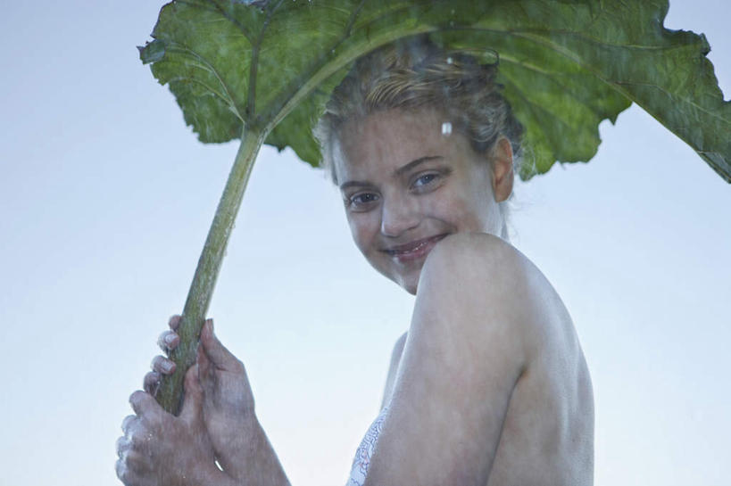 西方人,一个人,站,笑,微笑,横图,室外,白天,侧面,泳装,比基尼,暴风雨,暴雨,大暴雨,叶子,欧洲,欧洲人,仅一个年轻女性,仅一个女性,仅一个人,握,乌云,云,阴天,云朵,绿叶,拿,云彩,拿着,扭头,注视,裸露,天空,天,观察,看,站着,转头,嫩叶,握着,观看,察看,昏暗,阴沉,关注,裸,年轻女性,女人,女性,白种人,叶,叶片,站立,半身,彩图,三点式,泳衣