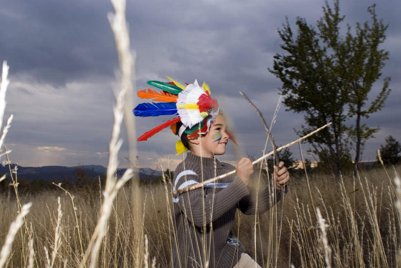 西方人,儿童,一个人,站,笑,微笑,露齿笑,横图,室外,白天,侧面,纯洁,竞争,植物,帽子,羽毛,欧洲,欧洲人,仅一个男性,仅一个人,对抗,握,服装,枯萎,轻盈,柔软,装饰,冲突,弓,弓箭,乌云,云,阴天,云朵,枯草,拿,云彩,拿着,注视,休闲装,破坏,草,树,树木,小孩,衣服,黄色,绿色,天空,自然,发饰,箭,饰品,天,观察,看,站着,仅一个小孩,休闲,休闲服,武器,可爱,童年,童趣,战争,握着,服饰,生长,成长,观看,损坏,察看,攻击,昏暗,威胁,阴沉,对立,关注,矛盾,兵器,防御,童真,烂漫,无邪,配饰,敌对,挫败,斗争,抗拒,抗衡,轻柔,杀伤,威慑,天真,危险,男孩,男人,男性,白种人,孩子,站立,半身,彩图,酋长帽,印第安帽,羽毛帽,男生