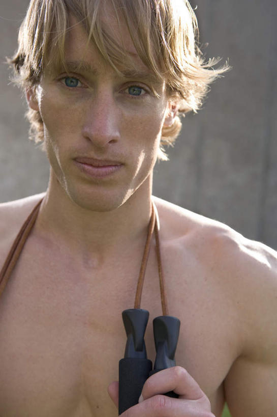 西方人,脸,头,脸颊,手,肌肉,健壮,一个人,站,竖图,室外,特写,白天,正面,欧洲,欧洲人,仅一个男性,仅一个人,握,朦胧,模糊,墙,拿,拿着,注视,运动器械,裸露,肩膀,墙壁,墙面,仅一个年轻男性,灰色,绳子,观察,看,站着,健康,手部,健身器械,活力,力量,握着,观看,青春,单手,察看,强壮,关注,裸,健身器材,男人,男性,年轻男性,白种人,头部,脸部,脸蛋,面部,站立,半身,彩图,短绳,运动器材