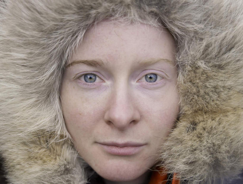 西方人,脸,头,眼睛,脸颊,眉毛,睫毛,一个人,笑,微笑,横图,室外,特写,白天,正面,帽子,欧洲,欧洲人,瞳孔,仅一个年轻女性,仅一个女性,仅一个人,装饰,注视,肩膀,蓝色,观察,看,温暖,眼部,观看,保暖,点缀,察看,御寒,关注,衬托,美观,棉帽,雷锋帽,年轻女性,女人,女性,白种人,头部,睫,脸部,脸蛋,眉,面部,眼,眼睫毛,眼眉,半身,彩图,眼眉毛