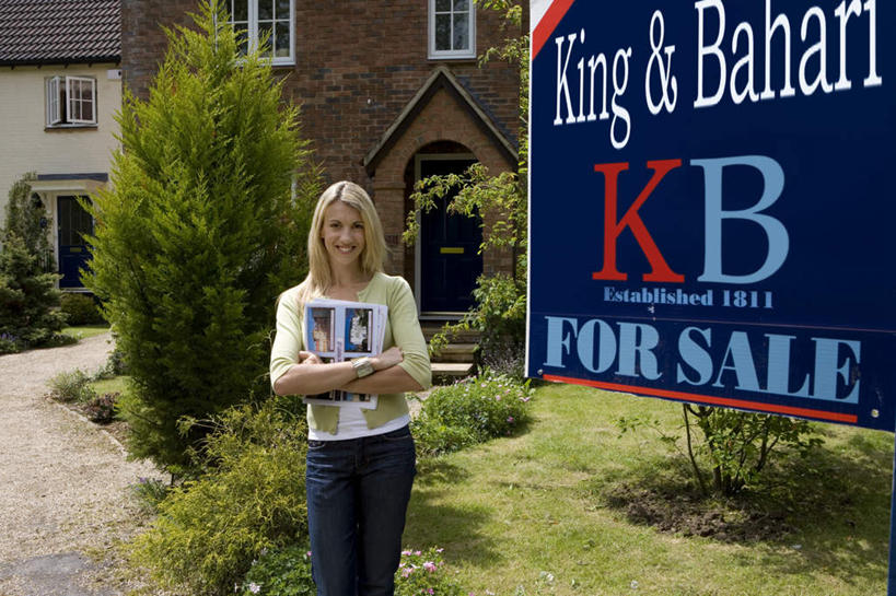 西方人,一个人,家,站,笑,双手交叉,微笑,露齿笑,横图,室外,白天,正面,阅读,草地,草坪,植物,别墅,道路,路,欧洲,欧洲人,仅一个女性,仅一个人,握,服装,英文,标签,标志,文字,字符,字母,房屋,屋子,公寓,小路,交通,拿,拿着,注视,休闲装,标识,洋房,楼房,住宅,草,树,树木,衣服,绿色,自然,观察,看,站着,仅一个中年女性,休闲,休闲服,浏览,握着,服饰,生长,成长,观看,英文字母,出售,察看,册子,双手抱胸,关注,宣传,宣传册,美观,出卖,发售,女人,女性,中年女性,白种人,站立,半身,彩图,房子