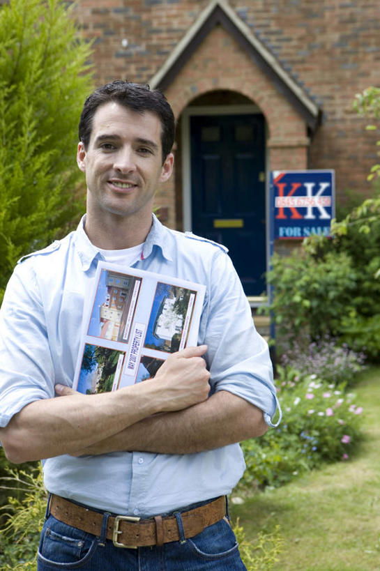 西方人,一个人,家,站,笑,双手交叉,微笑,露齿笑,竖图,室外,白天,正面,阅读,草地,草坪,植物,别墅,道路,路,欧洲,欧洲人,仅一个男性,仅一个人,仅一个中年男性,握,服装,英文,标签,标志,文字,字符,字母,房屋,屋子,公寓,小路,交通,拿,拿着,注视,休闲装,标识,洋房,楼房,住宅,草,树,树木,衣服,绿色,自然,观察,看,站着,休闲,休闲服,浏览,握着,服饰,生长,成长,观看,英文字母,出售,察看,册子,双手抱胸,关注,宣传,宣传册,美观,出卖,发售,男人,男性,中年男性,白种人,站立,半身,彩图,房子