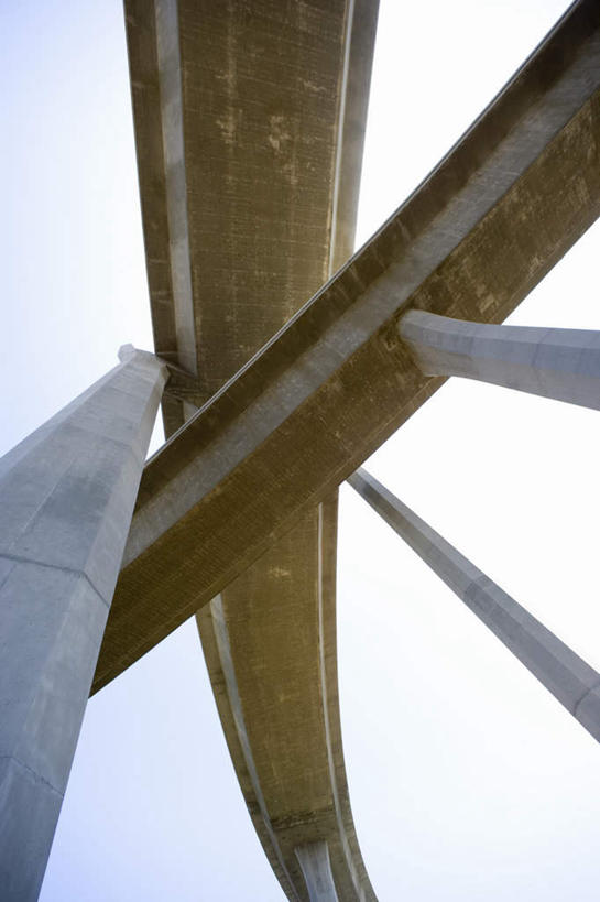 无人,竖图,室外,白天,仰视,度假,美景,城市风光,城市,道路,路,公路,阴影,光线,影子,景观,高架,交通,娱乐,蓝色,蓝天,天空,阳光,天,享受,休闲,景色,放松,晴朗,高架桥,高架道路,跨线桥,万里无云,晴空,晴空万里,彩图,低角度拍摄