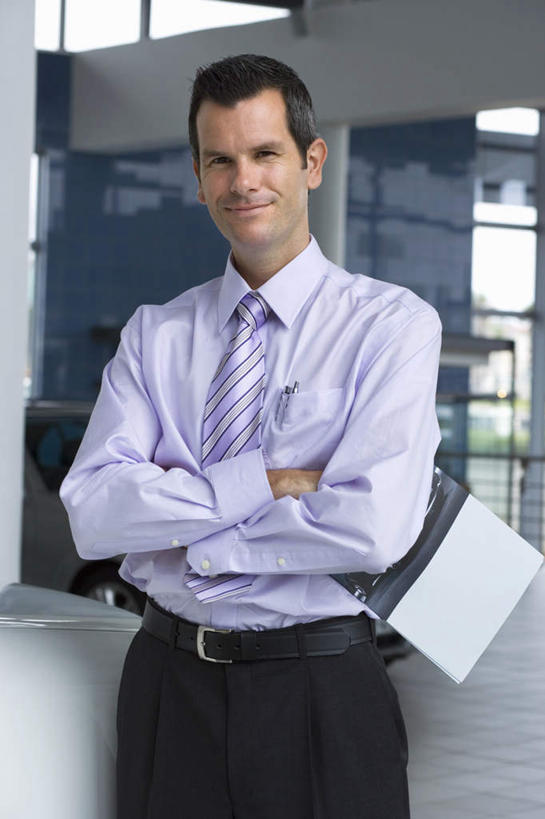 西方人,一个人,店员,站,笑,双手交叉,微笑,露齿笑,竖图,室内,白天,正面,衬衫,阅读,窗户,欧洲,欧洲人,仅一个男性,仅一个人,仅一个中年男性,握,服装,墙,领带,拿,拿着,注视,玻璃窗,墙壁,墙面,衣服,观察,看,站着,营业员,浏览,握着,服饰,观看,察看,册子,双手抱胸,象征,衣着,庄重,穿着,关注,身份,宣传,宣传册,美观,正式,地位,销售人员,衣饰,男人,男性,中年男性,白种人,售货员,站立,半身,彩图,衬衣