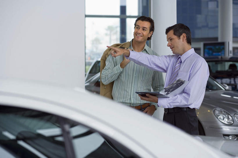 西方人,两个人,店员,站,说,横图,室内,白天,正面,衬衫,讨论,阅读,窗户,汽车,欧洲,欧洲人,握,指,服装,墙,领带,拿,拿着,注视,方向,顾客,玻璃窗,墙壁,墙面,车,衣服,交通工具,轿车,观察,看,手势,站着,营业员,浏览,握着,服饰,观看,察看,册子,指向,象征,衣着,庄重,食指,穿着,关注,载具,身份,宣传,宣传册,美观,正式,地位,销售人员,衣饰,主顾,交流,男人,男性,中年男性,白种人,售货员,沟通,讲话,交谈,商讨,说话,谈话,站立,半身,彩图,衬衣