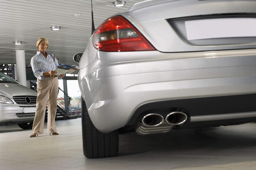 西方人,一个人,站,横图,室内,白天,仰视,阅读,汽车,照明,欧洲,欧洲人,仅一个女性,仅一个人,一辆,握,服装,灯光,拿,拿着,注视,休闲装,车,灯,衣服,灯具,交通工具,轿车,观察,看,站着,仅一个中年女性,休闲,休闲服,警示,浏览,握着,服饰,观看,车灯,尾灯,照亮,提醒,察看,册子,照明设备,关注,提示,载具,宣传,宣传册,美观,女人,女性,中年女性,白种人,站立,彩图,低角度拍摄,全身