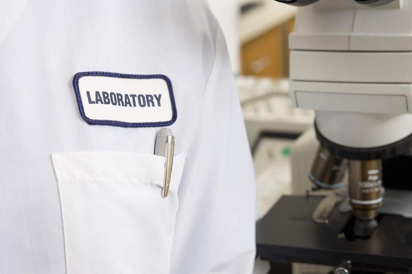 西方人,一个人,科学家,站,横图,室内,白天,正面,仪器,欧洲,非洲,黑人,欧洲人,仅一个女性,仅一个人,服装,检查,反射,分析,科学,英文,笔,标志,文字,显微镜,字符,字母,办公用品,标识,水笔,文具,衣服,白色,学习用品,观察,站着,仅一个中年女性,清晰,探索,服饰,放大,观看,英文字母,仔细,文具用品,透镜,凸透镜,聚焦,衣着,科研人员,白大褂,穿着,关注,研究者,实验服,科学研究者,光学,清楚,衣饰,女人,女性,中年女性,非洲人,科学工作者,站立,半身,彩图,实验衣