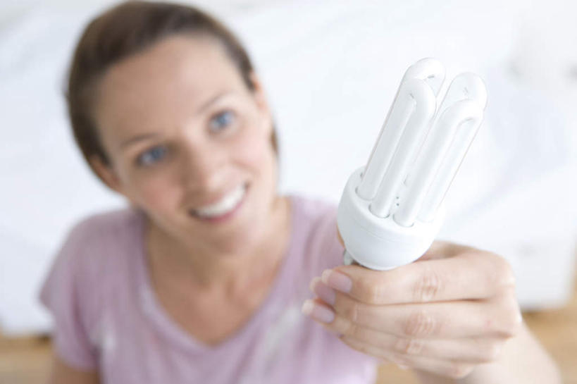 西方人,脸,头,脸颊,手,一个人,笑,微笑,露齿笑,横图,俯视,室内,特写,白天,节能,照明,欧洲,欧洲人,仅一个女性,仅一个人,握,服装,环保,朦胧,模糊,灯泡,拿,拿着,注视,休闲装,肩膀,灯,节能灯,一个,衣服,灯具,观察,看,仅一个中年女性,休闲,手部,休闲服,握着,服饰,能源,单个,观看,单手,照亮,察看,关注,低碳,照明工具,荧光灯,U型,U型管节能灯,女人,女性,中年女性,白种人,头部,脸部,脸蛋,面部,抬头,仰头,半身,彩图,高角度拍摄