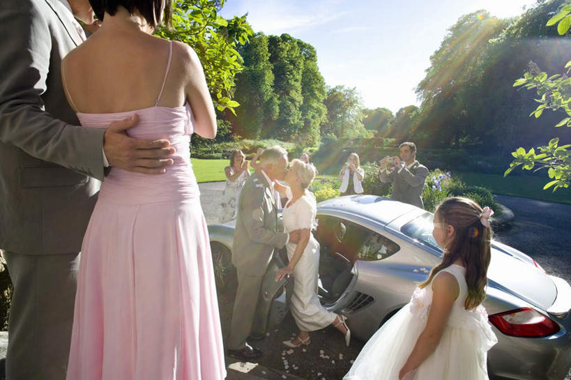 西方人,儿童,新娘,新郎,站,举,抱,吻,横图,俯视,室外,白天,爱情,婚礼,快乐,幸福,纯洁,热情,草地,草坪,植物,窗户,汽车,玫瑰,欧洲,欧洲人,阴影,服装,庆祝,盛开,光线,丝绸,丝带,影子,玫瑰花,缎带,许多人,结婚,浪漫,花蕾,注视,休闲装,玻璃窗,车,绸带,草,花,花瓣,花朵,鲜花,树,树木,小孩,衣服,绿色,白色,阳光,自然,车窗,交通工具,轿车,花苞,花蕊,观察,看,托,站着,一群人,休闲,温暖,温馨,喜庆,休闲服,恩爱,可爱,童年,童趣,服饰,生长,成长,抱着,观看,纪念,宾客,和睦,察看,搂着,关注,载具,下降,降落,感动,花童,童真,烂漫,无邪,尊敬,来宾,小傧相,降低,下跌,下落,天真,刺玫花,徘徊花,男孩,男人,男性,年轻男性,年轻女性,女孩,女人,女性,中年男性,中年女性,白种人,孩子,怀抱,接吻,举起,举手,举着,搂,搂抱,亲,亲吻,亲嘴,相抱,向上举,向上伸,向上托,拥抱,站立,半身,彩图,高角度拍摄,高兴,融洽,男生,女生