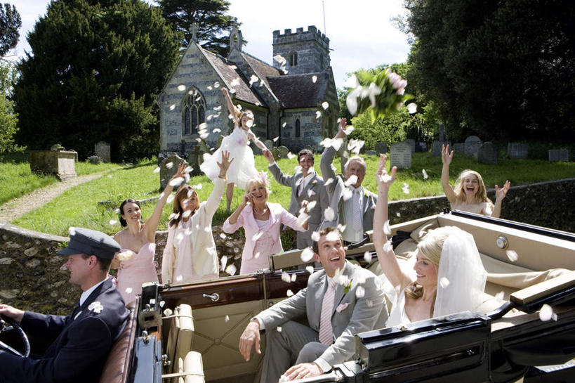 西方人,儿童,新娘,新郎,站,举,横图,室外,白天,正面,爱情,婚礼,快乐,幸福,纯洁,热情,草地,草坪,植物,窗户,汽车,玫瑰,欧洲,欧洲人,阴影,服装,庆祝,盛开,光线,丝绸,丝带,影子,玫瑰花,缎带,许多人,结婚,浪漫,花蕾,注视,休闲装,玻璃窗,车,绸带,草,花,花瓣,花朵,鲜花,树,树木,小孩,衣服,绿色,白色,阳光,自然,车窗,交通工具,轿车,花苞,花蕊,观察,看,托,站着,一群人,休闲,温暖,温馨,喜庆,休闲服,恩爱,可爱,童年,童趣,服饰,生长,成长,观看,纪念,宾客,和睦,察看,关注,载具,下降,降落,感动,花童,童真,烂漫,无邪,尊敬,来宾,小傧相,降低,下跌,下落,天真,刺玫花,徘徊花,男孩,男人,男性,年轻男性,年轻女性,女孩,女人,女性,中年男性,中年女性,白种人,孩子,举起,举手,举着,向上举,向上伸,向上托,站立,半身,彩图,高兴,融洽,男生,女生